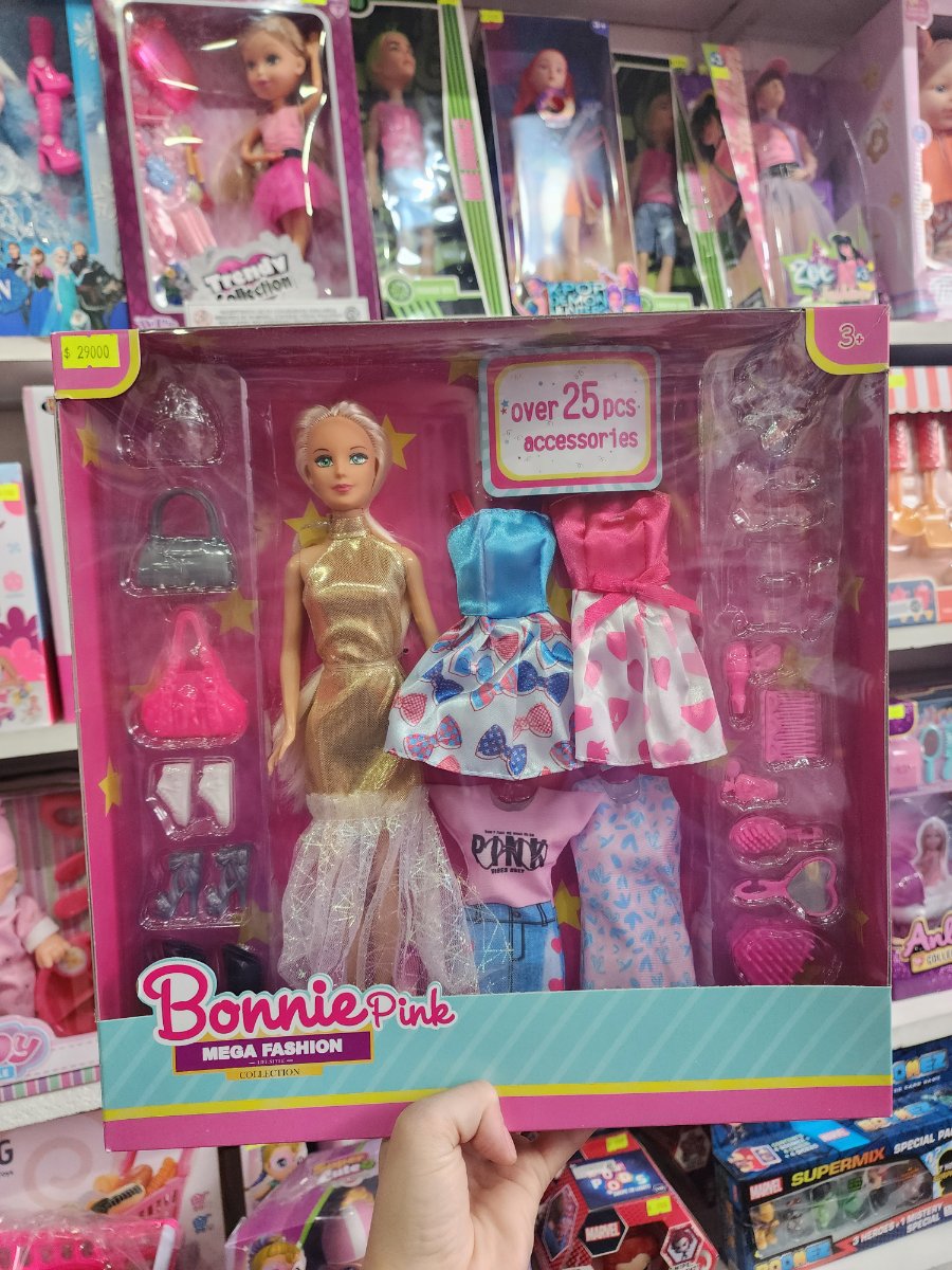 Muñeca con vestidos